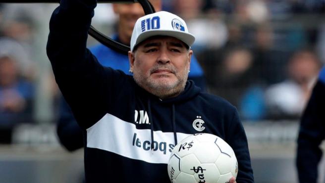 Portada: Diego Maradona en aislamiento por caso de coronavirus en su entorno