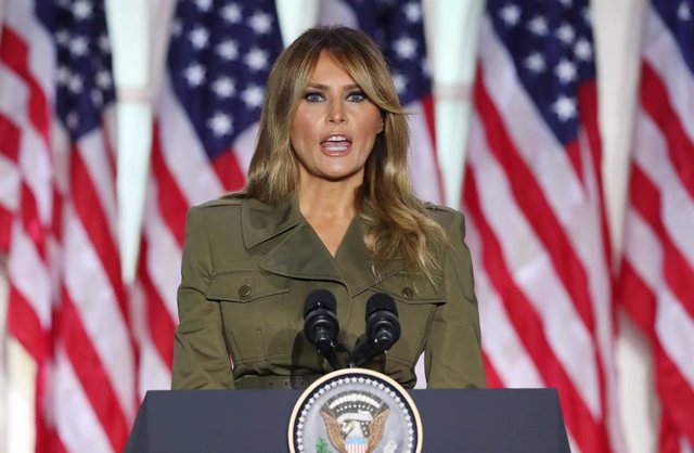 Melania Trump canceló mitin tras presentar "tos persistente"