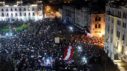 Miles de personas protestaron contra el gobierno de Manuel Merino de Lama