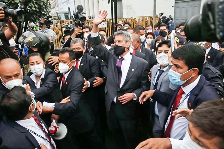 Francisco Sagasti salió a la avenida Abancay a saludar a los manifestantes