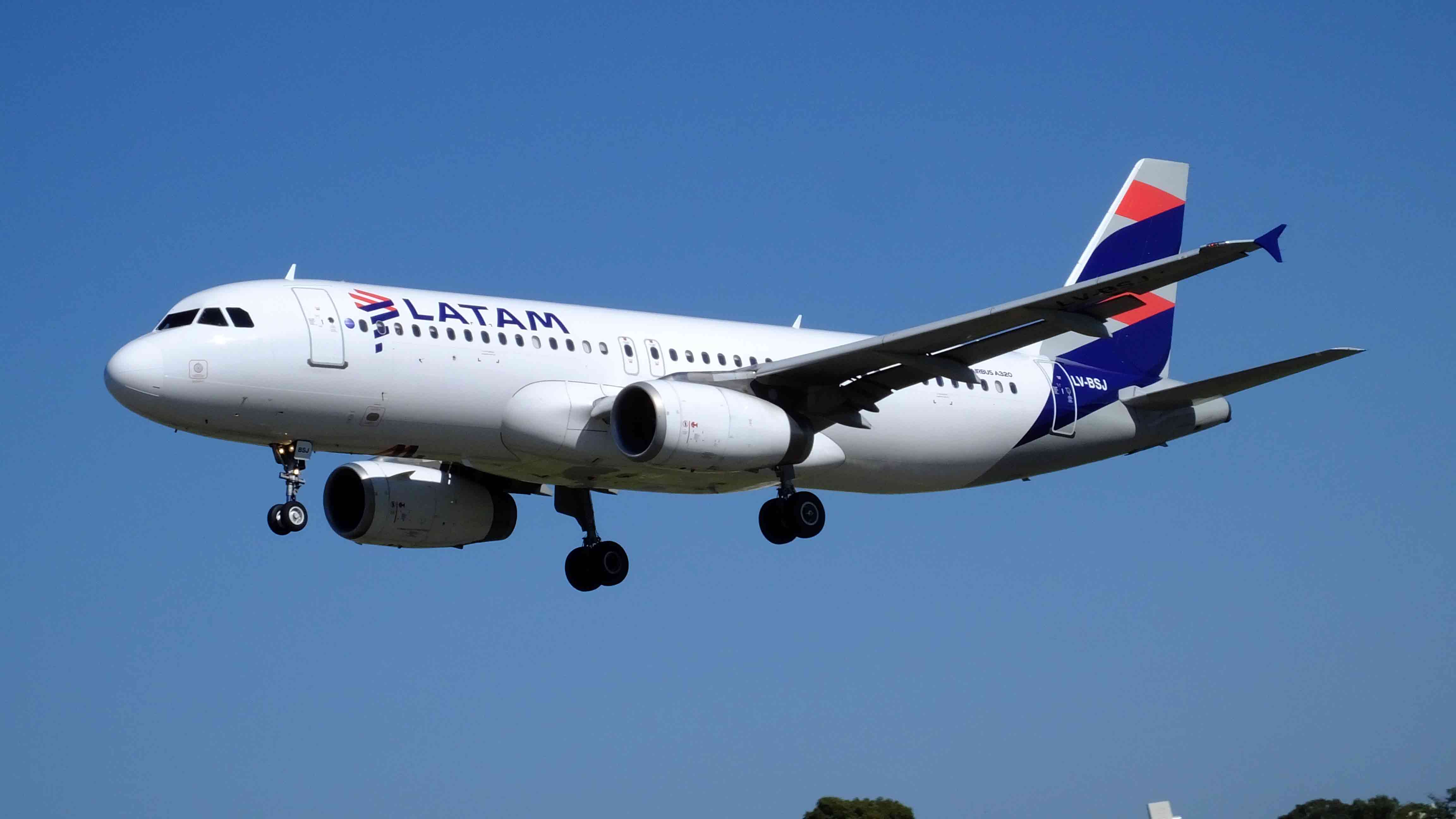 Portada: Indecopi ordena a Latam devolver dinero a pasajeros que tuvieron inconvenientes en 276 vuelos