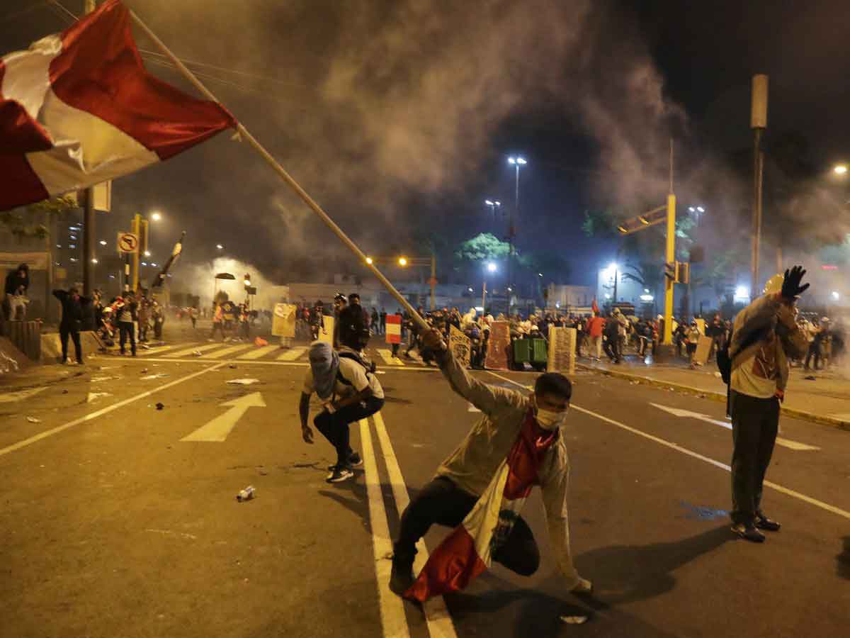 Ministros renuncian a sus cargos tras muerte de manifestantes durante protestas