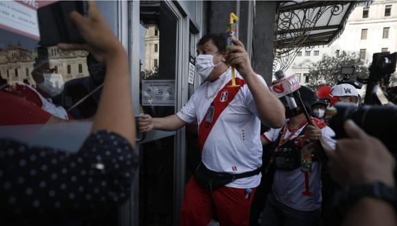 Portada: Richard Swing fue rechazado por manifestantes en la Plaza San Martín