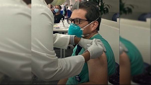 Cardiólogo César Mendoza Trauco es el primer peruano en EE.UU. en recibir la vacuna de Pfizer