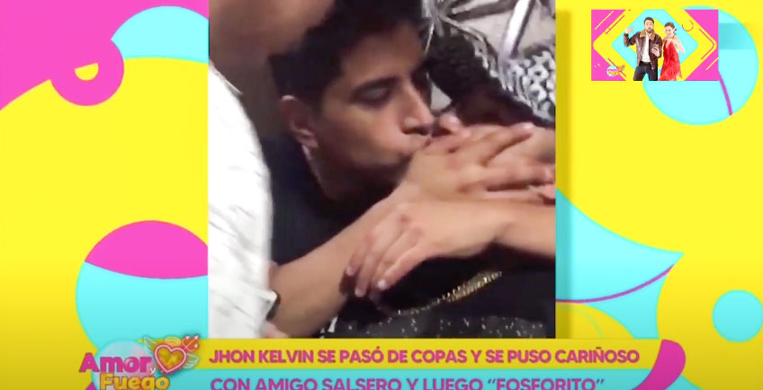 Portada: Captan a John Kelvin pasado de copas y besando en la boca a su amigo