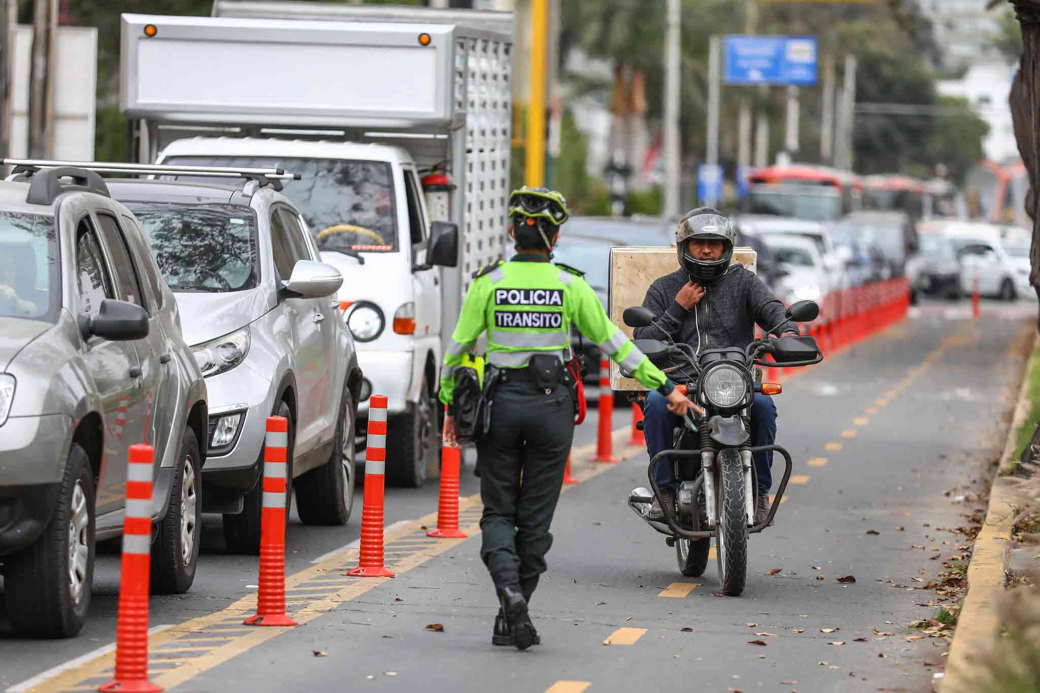 Portada: Jesús María: Multan con S/344 a motociclistas que invaden ciclovía de la Av. Pershing