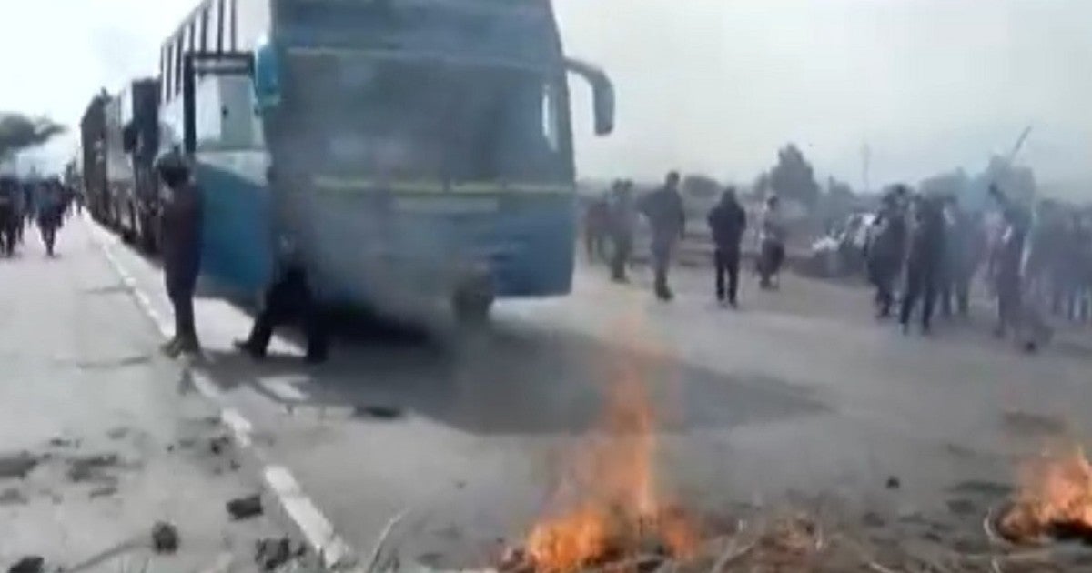 Portada: Trabajadores agrarios bloquean la Panamericana Norte en La Libertad