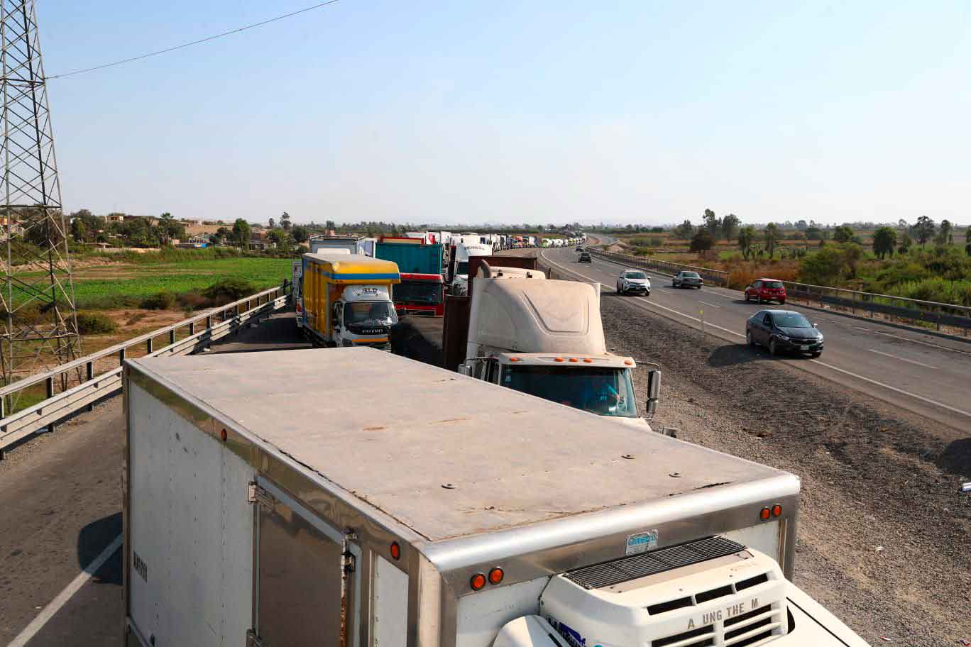 Portada: Panamericana Sur: Policía desbloqueó la carretera tras manifestación de colectiveros