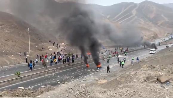 Portada: Colectiveros bloquean la Panamericana Sur