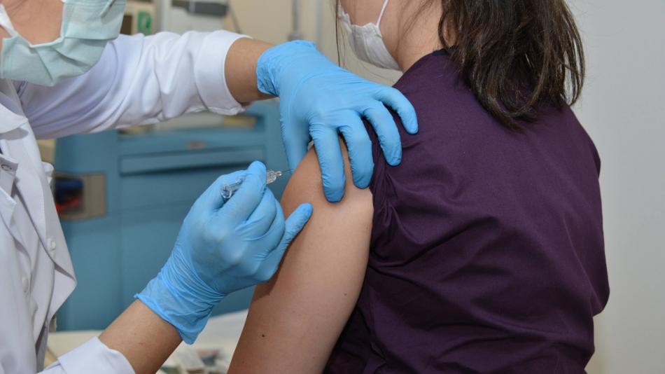 Portada: Estados Unidos revisará posología de vacuna de Pfizer tras dos casos de reacciones alérgicas