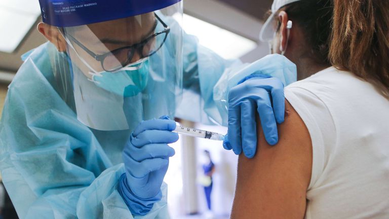 Congreso aprueba ley que permite el acceso libre y voluntario a la vacuna contra el coronavirus