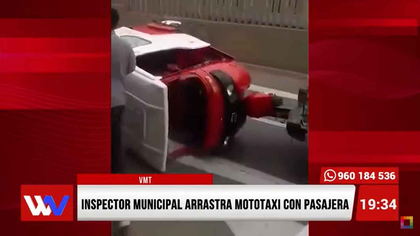 Inspector municipal arrastra mototaxi con pasajera