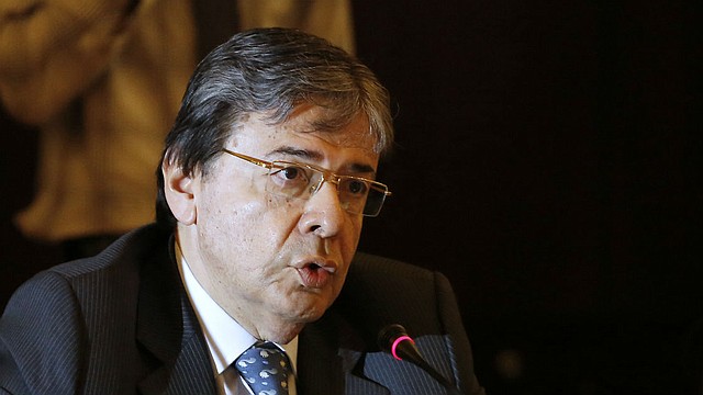 Portada: Ministro de Defensa de Colombia muere por COVID-19