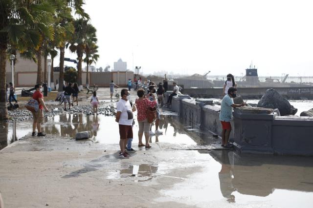 Oleaje anómalo en el Callao afectó muelles y muro del malecón