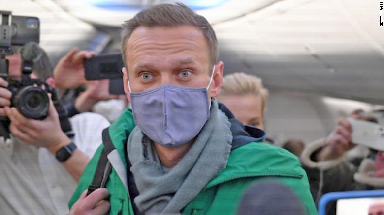 Alexéi Navalny fue detenido en aeropuerto de Moscú tras su retorno a Rusia