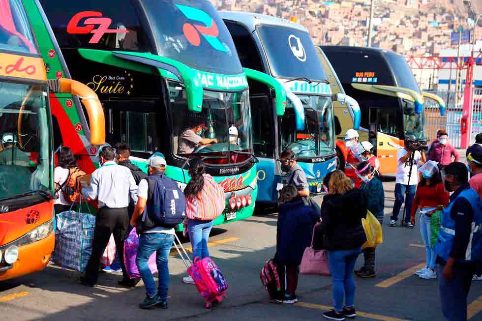 Portada: Ciudadanos denuncian alza de precio de pasajes a pocos días de iniciar nueva cuarentena