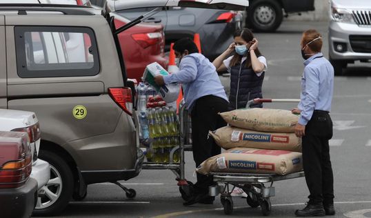 ¡No aprendemos! Se registran largas colas en supermercados y compran hasta cerveza