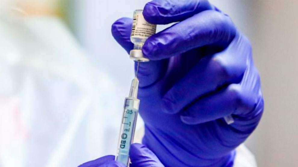 BioNTech y Pfizer advierten que eficacia de vacuna no está garantizada si se retrasa aplicación de segunda dosis