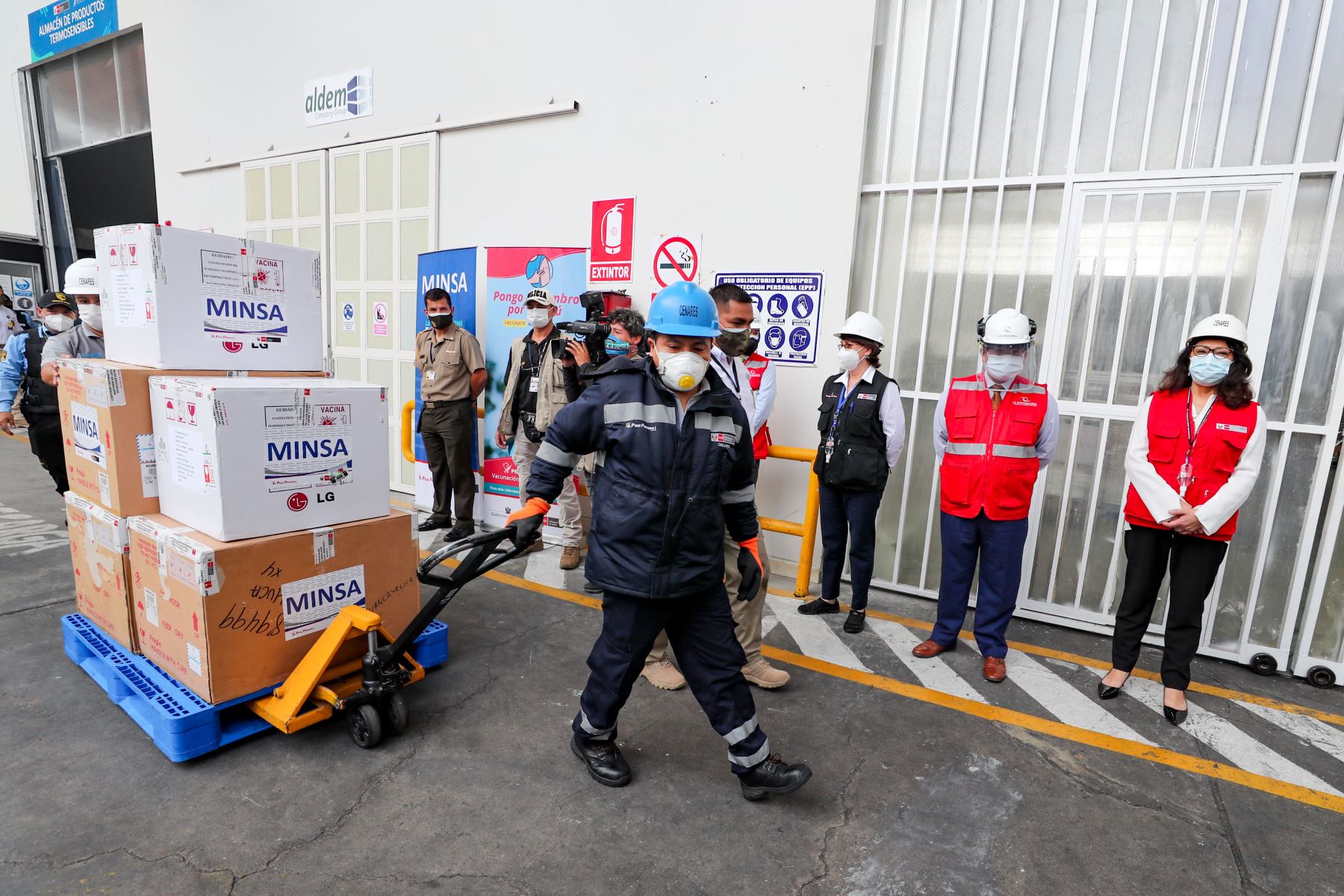 Portada: Hoy empezó de la vacuna a la distribución a regiones