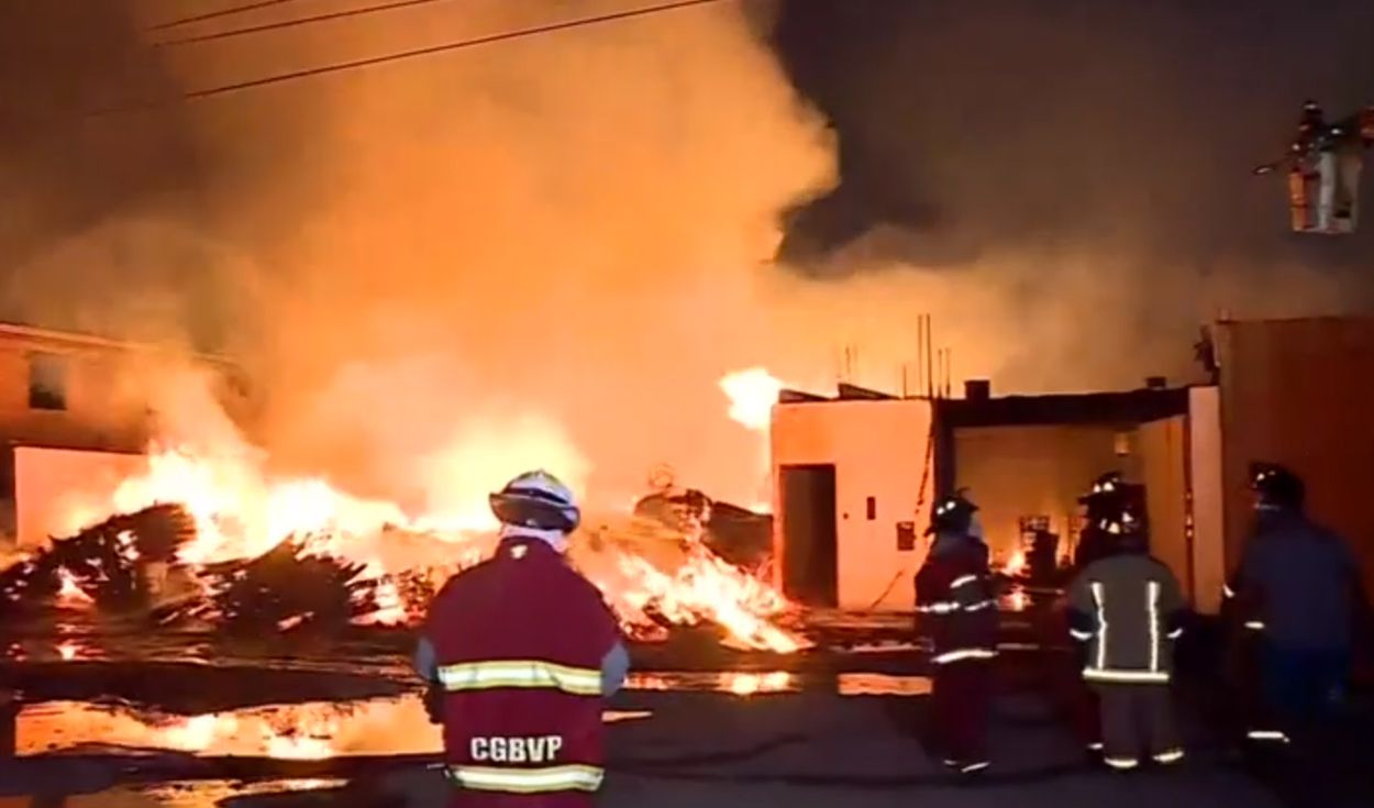 Portada: Callao: Terrible incendio consume almacén de parihuelas