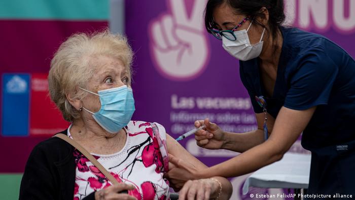 Chile comienza vacunación masiva contra la Covid-19 con el objetivo de inocular a cinco millones de personas