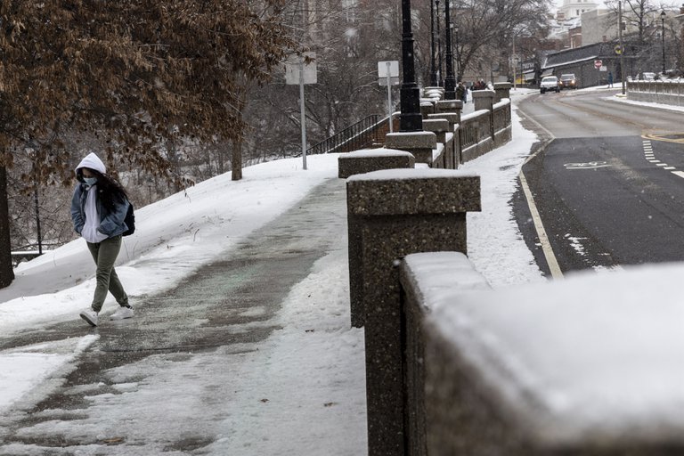 Portada: EE.UU: Tormentas de nieve y frío dejan 23 muertos y más de 4 millones de personas sin servicio eléctrico