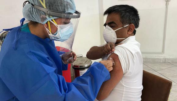 Portada: Jefe de UCI del hospital Loayza es el primer peruano en recibir la vacuna
