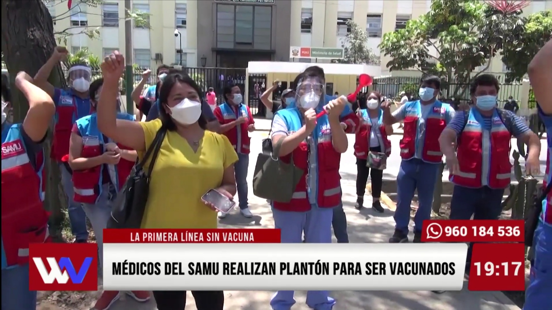 Médicos del SAMU realizan plantón para ser vacunados