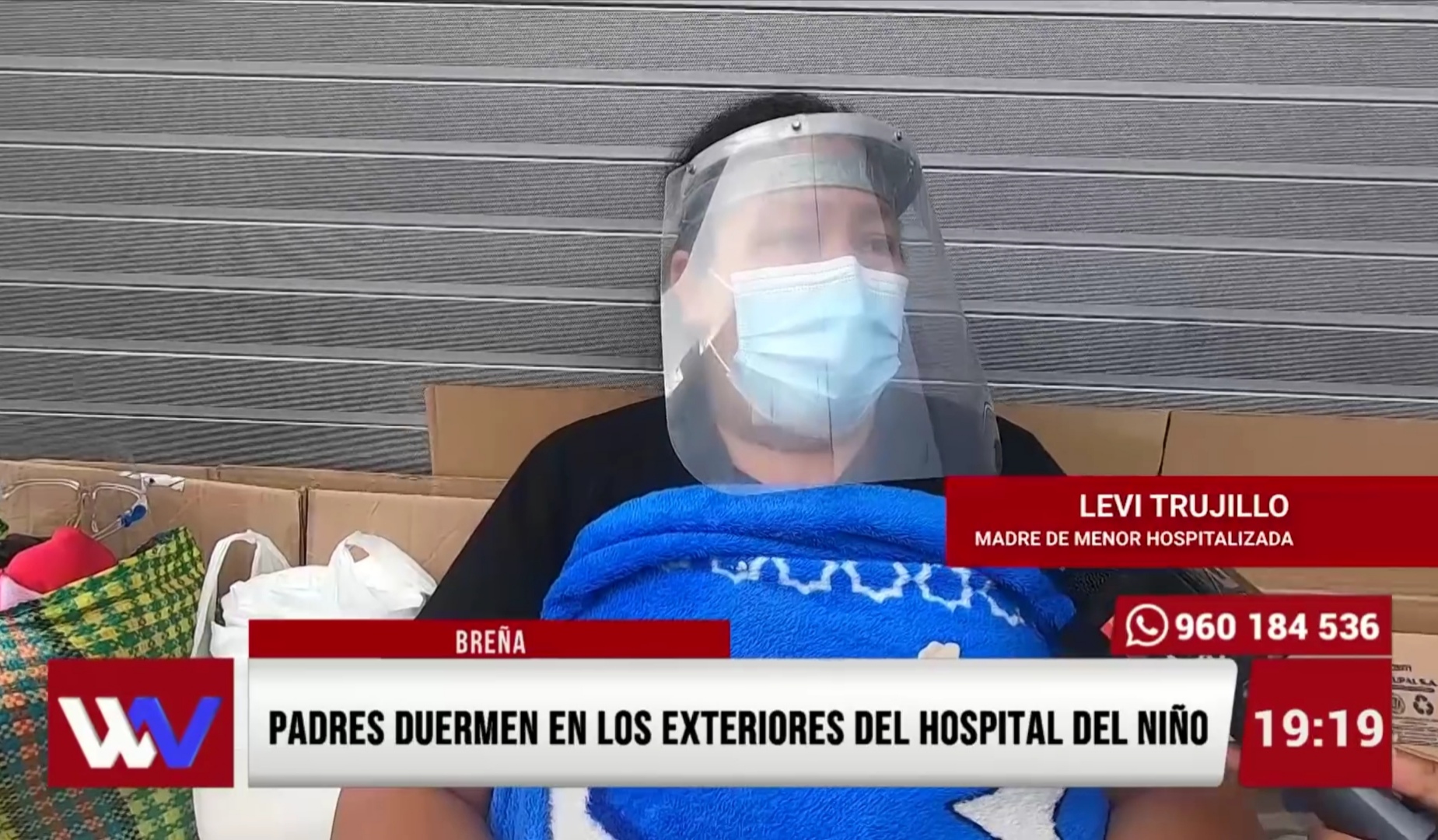 Portada: Padres duermen en los exteriores del Hospital del Niño
