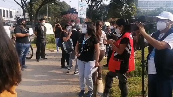 Voluntarios del ensayo clínico de Sinopharm realizaron un plantón frente a la sede del INS