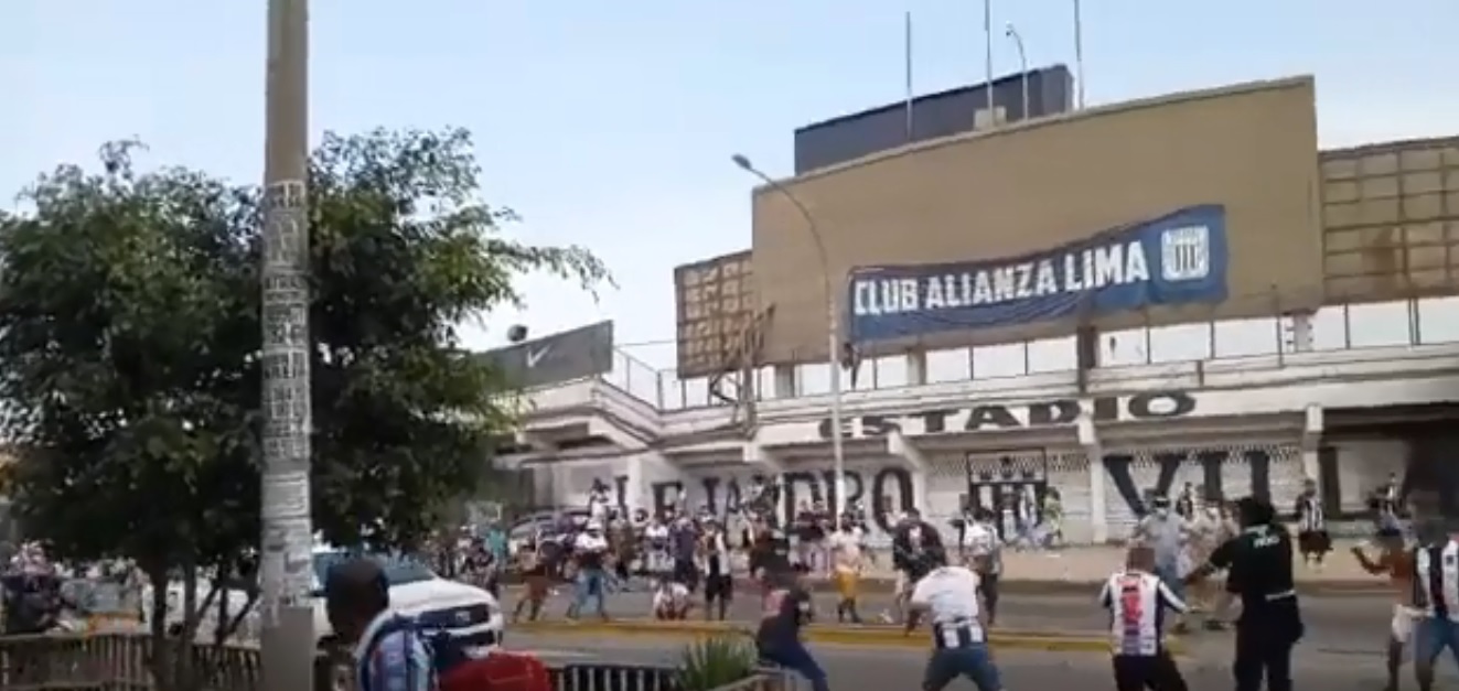 Portada: Barristas de Alianza Lima protagonizan brutal enfrentamiento a las afueras de Matute