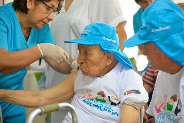 Minsa: Clínicas y aseguradoras vacunarán a adultos mayores afiliados desde el 29 de marzo