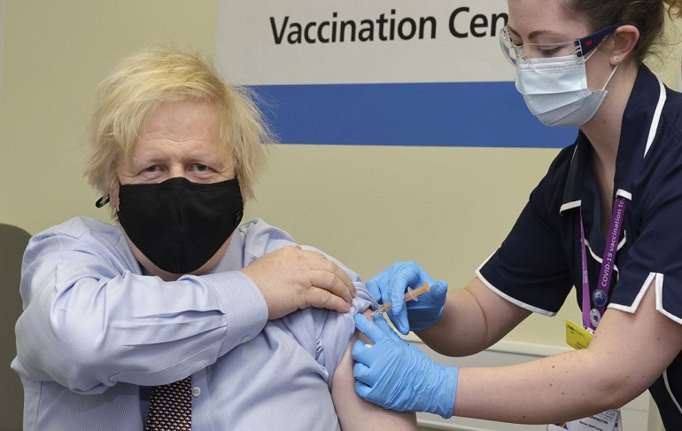 Boris Johnson recibió la primera dosis de la vacuna Astrazeneca