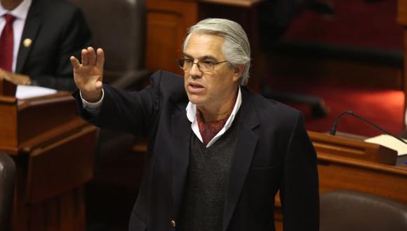 Portada: Comisión de Ética aprueba suspender por tres días a Gino Costa