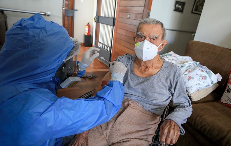 COVID-19: Adultos mayores de 90 años serán vacunados en casa, aunque no estén inscritos en Padomi