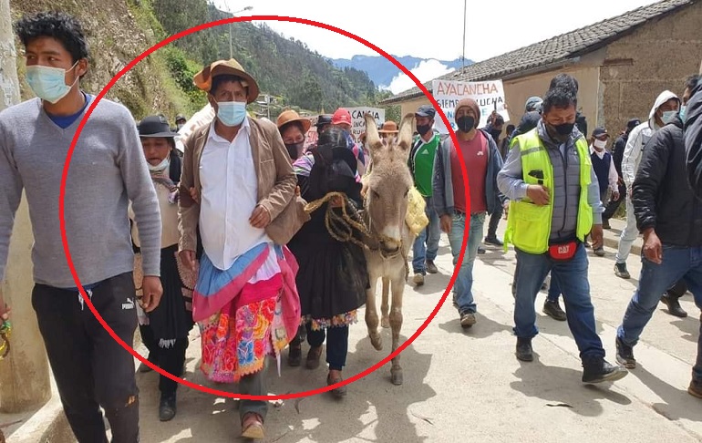 Huancavelica: Visten con pollera y pasean en burro a alcalde por incumplir sus promesas | VIDEO