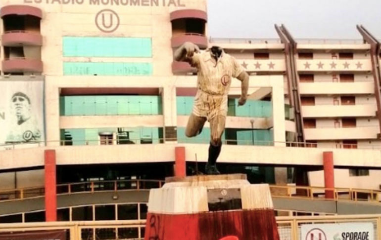 Portada: Vándalos ingresan al estadio Monumental y decapitan la estatua de Lolo Fernández