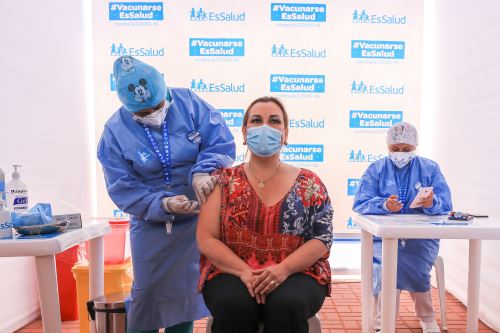 Portada: Fiorella Molinelli recibió primera dosis de la vacuna Sinopharm