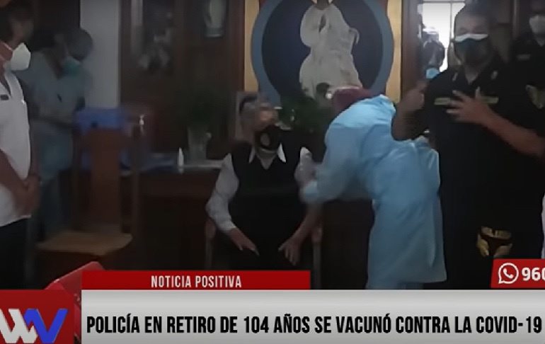 Policía en retiro de 104 años se vacunó contra la COVID-19