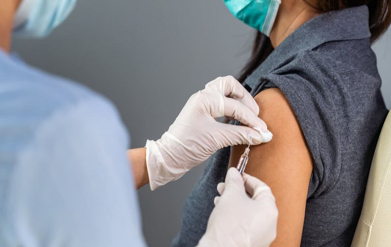 Una dosis de vacunas de Pfizer y Moderna tiene una efectividad del 80%, según estudio de CDC