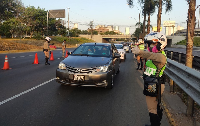 Se levanta la inmovilización los domingos, pero autos particulares seguirán prohibidos