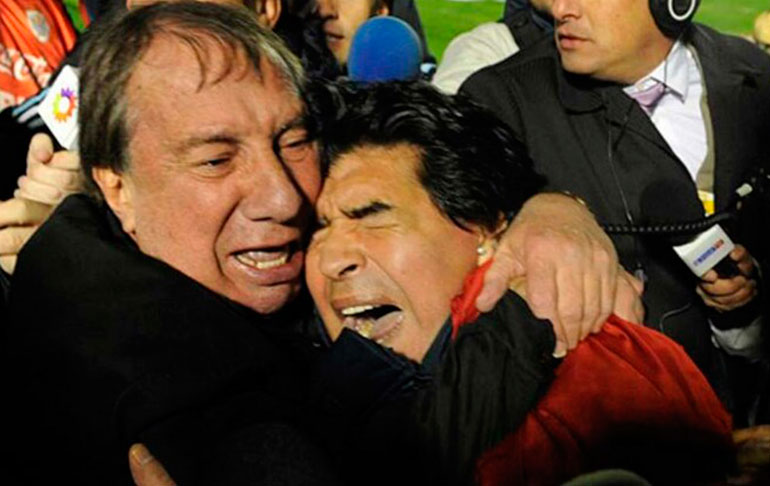 Carlos Bilardo aún no se entera de que Diego Maradona murió