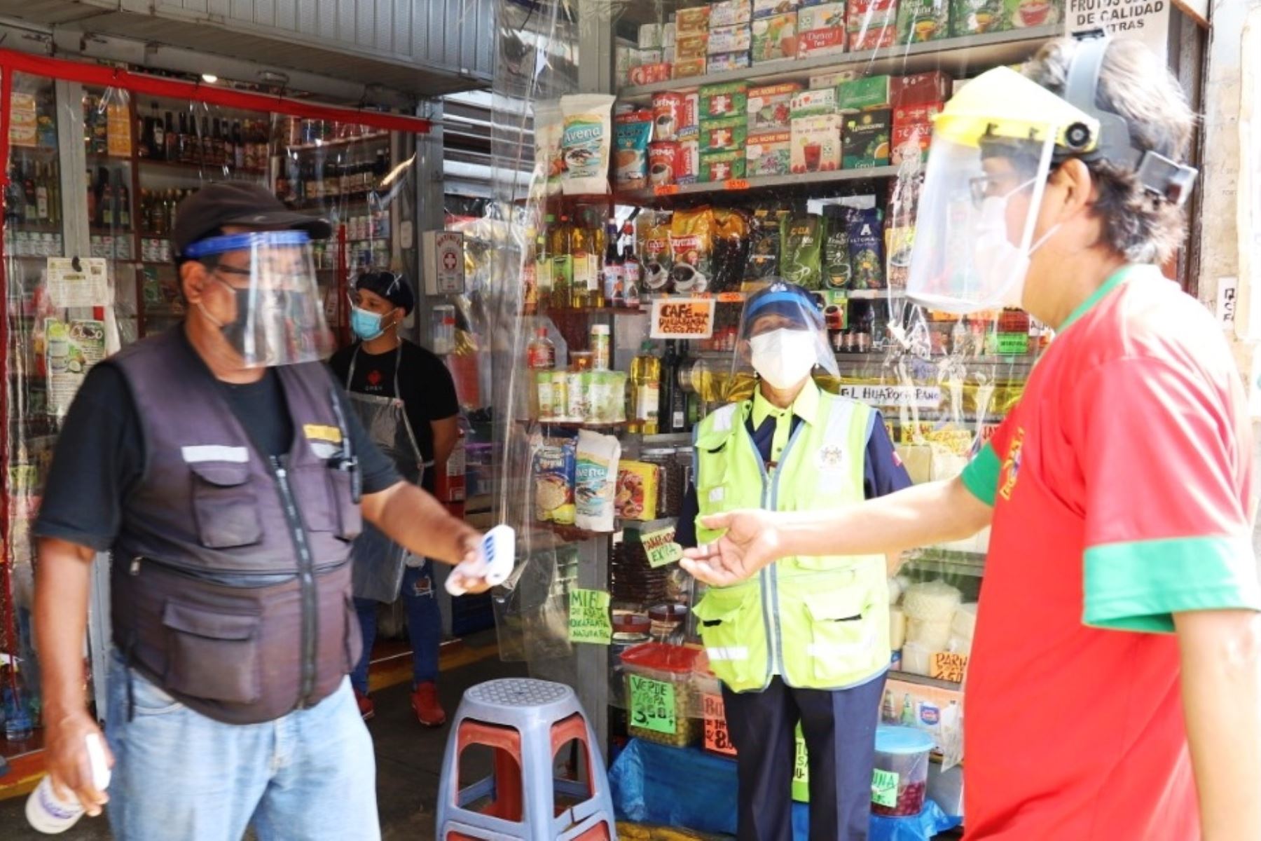 Magdalena y Lince verifican uso de protectores faciales en establecimientos comerciales