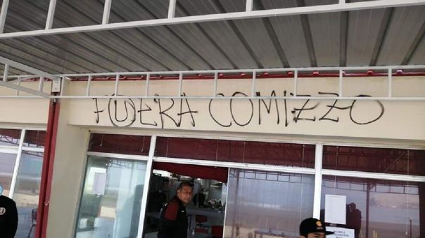 Barristas de Universitario de Deportes llegan a Campo Mar y piden salida de Ángel Comizzo