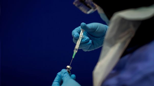 Portada: Segunda vacuna rusa tiene 94% de eficacia en mayores, según desarrollador