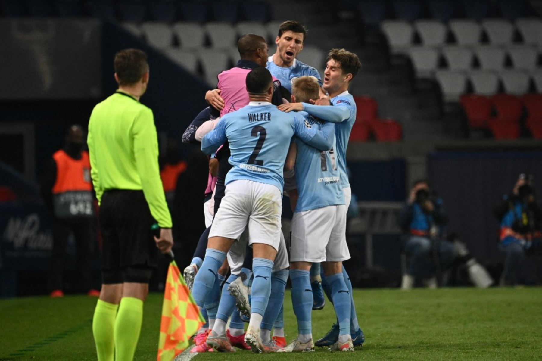 Manchester City derrotó 2-1 al PSG en Francia y acaricia la final