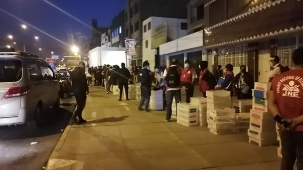 Portada: SMP: Trabajadores del JNE y la ONPE aguardaron desde la noche del domingo para entregar ánforas de votación