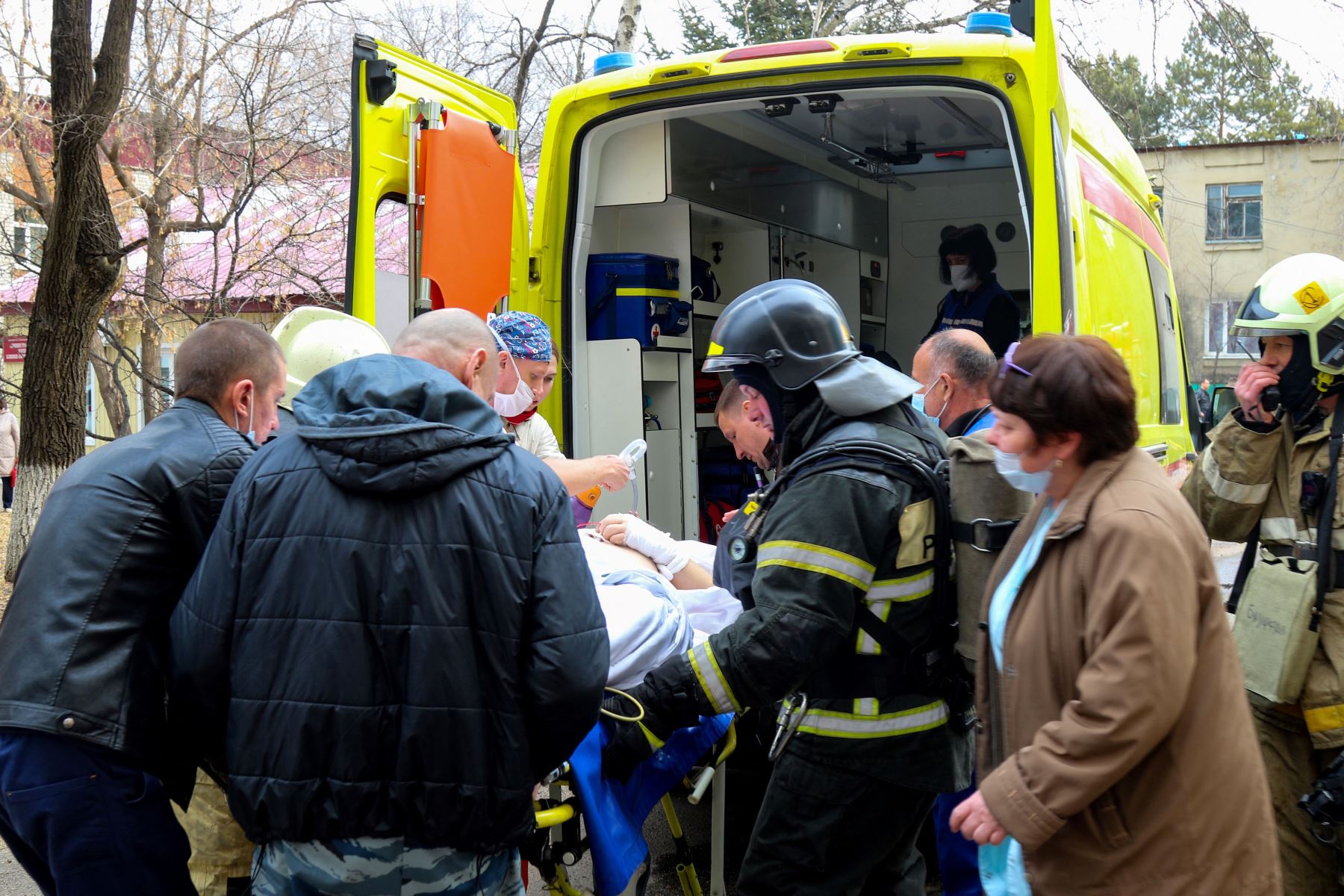 Portada: ¡Hazaña! Cirujanos rusos operan a corazón abierto en medio de un incendio