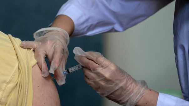 EE.UU. autorizó reanudar "de inmediato" la vacunación contra la COVID-19 con Johnson & Johnson