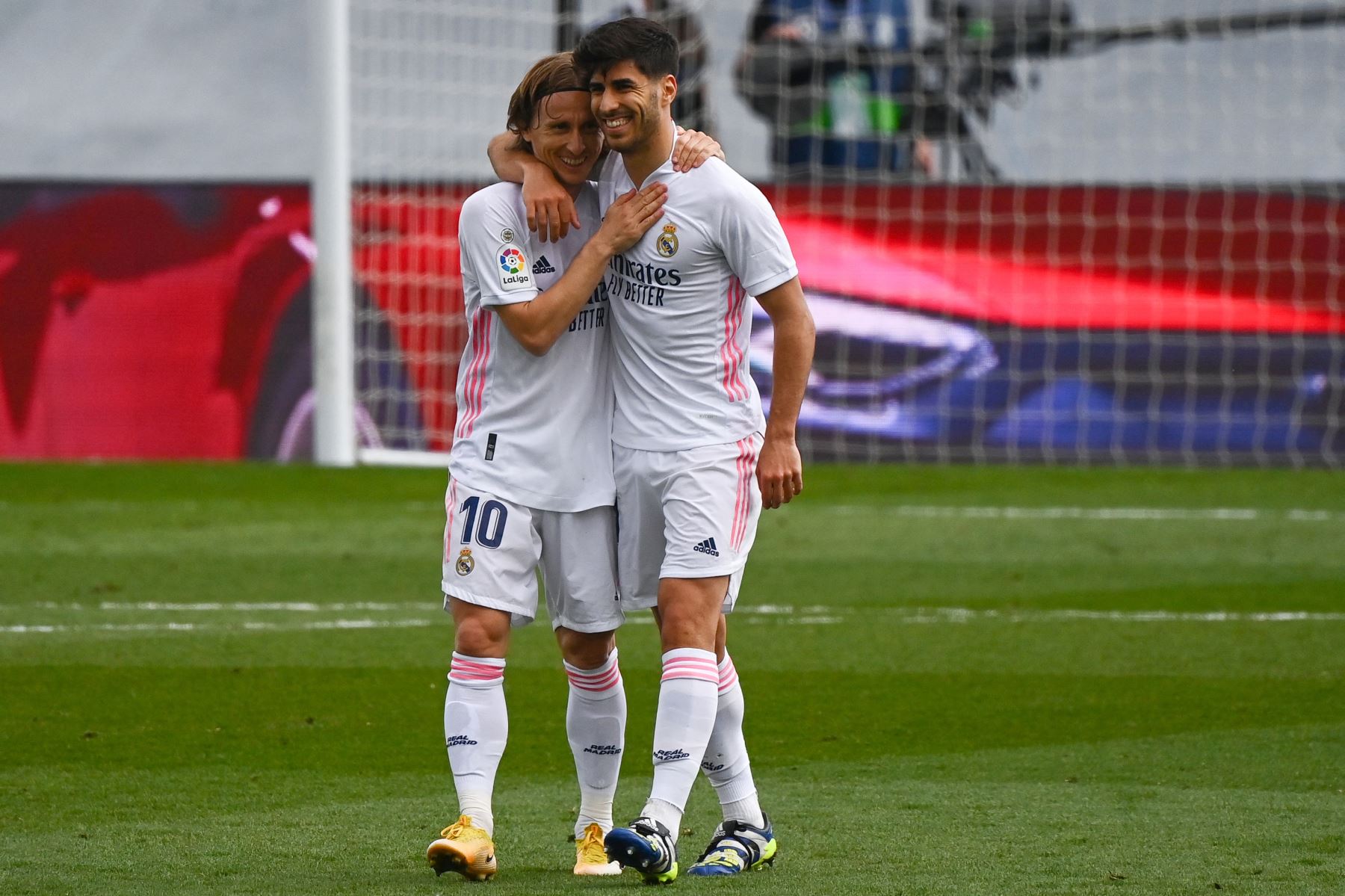 El Real Madrid gana 2-0 al Eibar y avanza al segundo lugar en liga de España